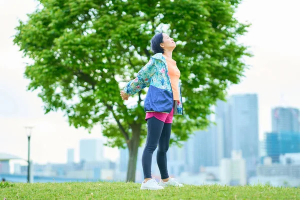 Asijské Žena Cvičení Městský Zelený Prostor — Stock fotografie