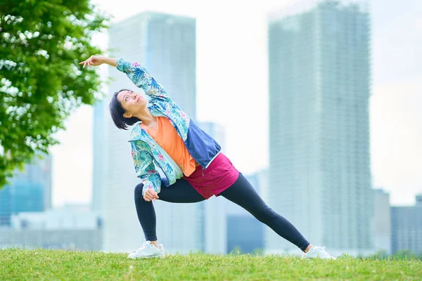 Asiatique Femme Exercice Sur Urbain Vert Espace — Photo