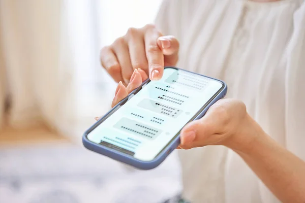 Woman Hand Exchanging Messages Smartphone Room — Stock Photo, Image