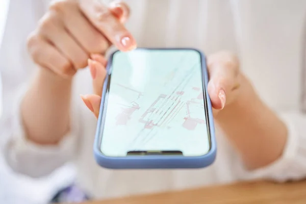 Hand Einer Frau Beim Betrachten Einer Landkarte Auf Einem Smartphone — Stockfoto