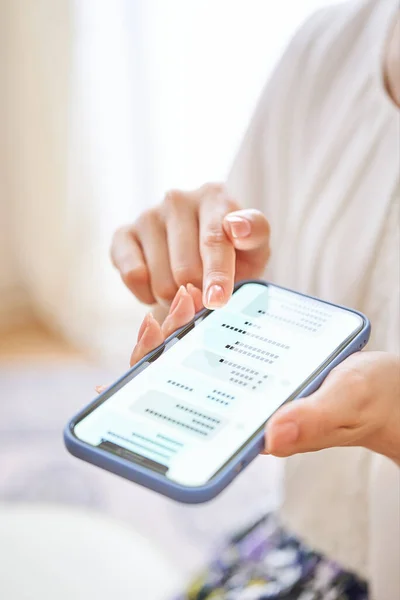 Woman Hand Exchanging Messages Smartphone Room — Stock Photo, Image