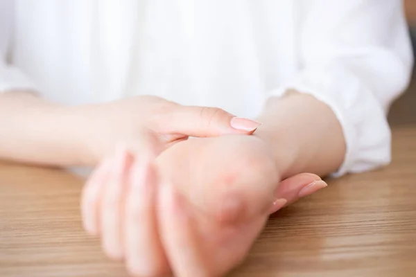 Mãos Uma Mulher Medindo Seu Pulso — Fotografia de Stock