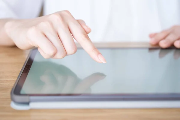 Hand Woman Who Touches Operates Screen Tablet — Stock Photo, Image