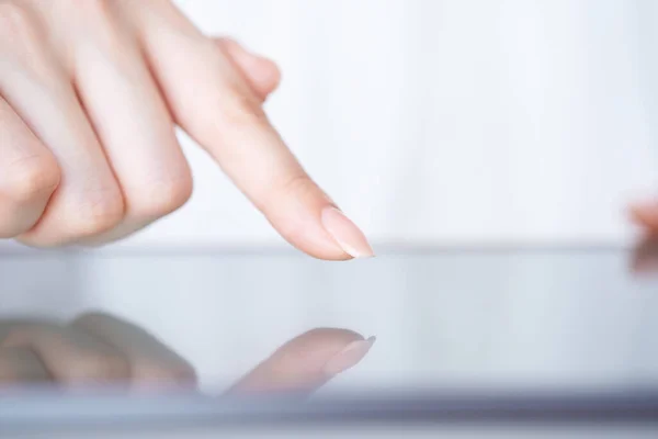 Hand Woman Who Touches Operates Screen Tablet — Stock Photo, Image