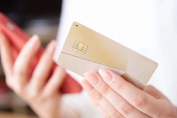 Рука Жінки Кредитною Карткою Смартфоном — стокове фото