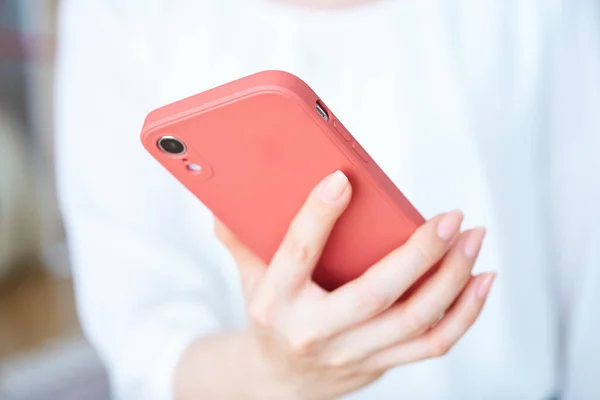 stock image Hand of a woman who operates a smartphone