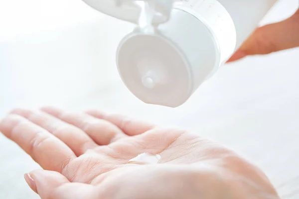 Hand Woman Who Puts Lotion Her Hand — Stock Photo, Image