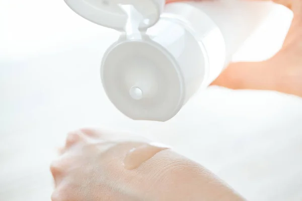 Hand Woman Who Puts Lotion Her Hand — Stock Photo, Image