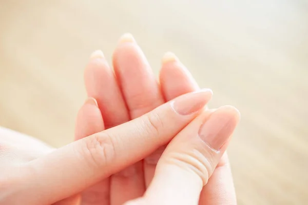 Hand Van Een Vrouw Die Conditie Van Haar Nagels Controleert — Stockfoto