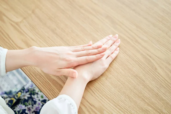 一个女人的手在检查她的指甲状况 — 图库照片