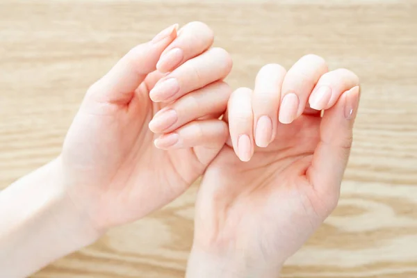 Hand Van Een Vrouw Die Conditie Van Haar Nagels Controleert — Stockfoto