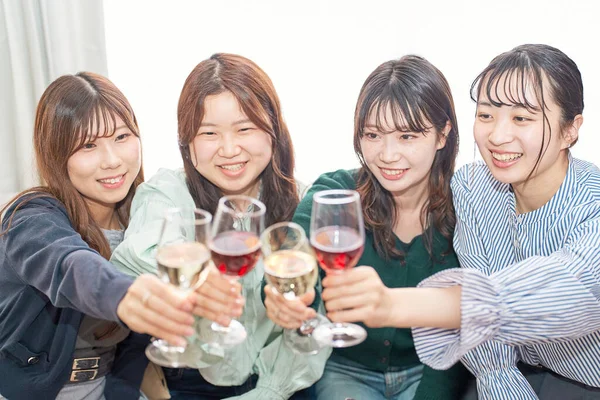 Fyra Unga Kvinnor Skålar Med Vin — Stockfoto