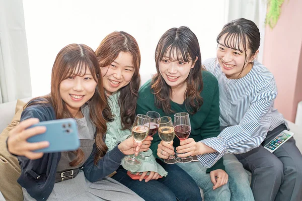 Kvinnor Som Tar Selfie Tjejfest Inomhus — Stockfoto