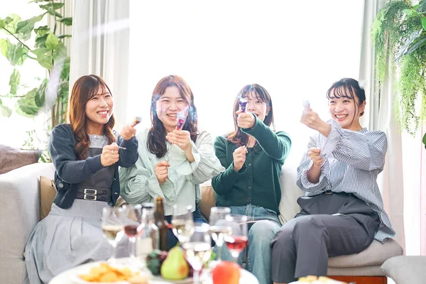 Vier Jonge Vrouwen Opgewonden Met Crackers — Stockfoto