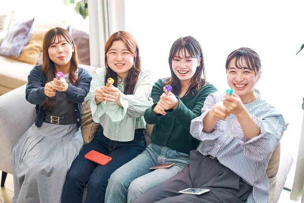 Vier Jonge Vrouwen Opgewonden Met Crackers — Stockfoto
