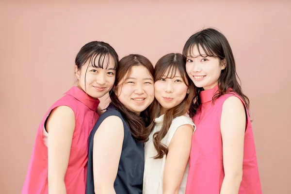 Grupp Fyra Unga Kvinnor Står Framför Färg Bakgrund — Stockfoto