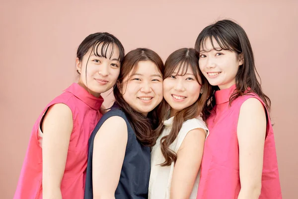 Renkli Bir Arka Planın Önünde Duran Dört Genç Kadından Oluşan — Stok fotoğraf