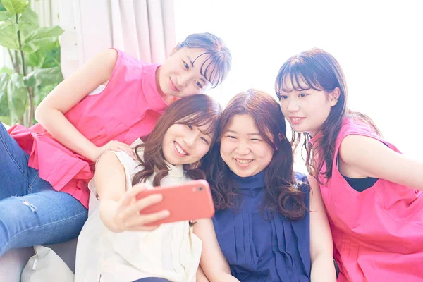 Mulheres Tirando Uma Selfie Uma Festa Meninas Dentro Casa — Fotografia de Stock
