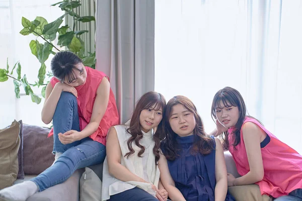 Quatre Jeunes Femmes Relaxant Dans Chambre — Photo