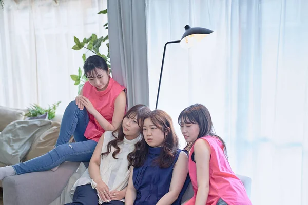 Odada Dinlenen Dört Genç Kadın — Stok fotoğraf