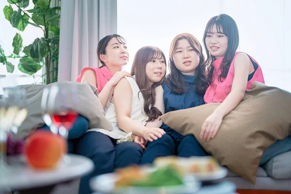 四个年轻女人在家里的派对上放松一下 — 图库照片