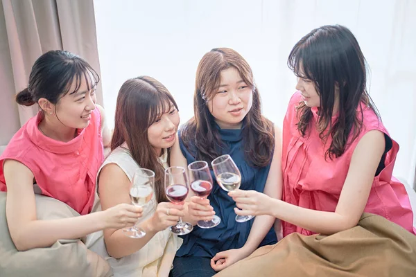 Vier Jonge Vrouwen Toasten Met Wijn — Stockfoto
