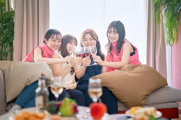 Cuatro Mujeres Jóvenes Brindando Con Vino — Foto de Stock