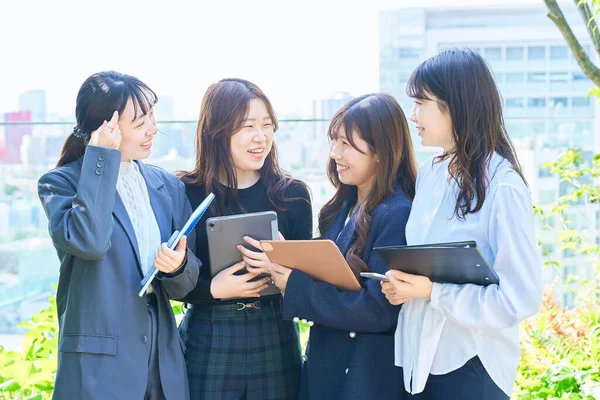 Vier Junge Geschäftsfrauen Plaudern Einem Sonnigen Tag Freien — Stockfoto