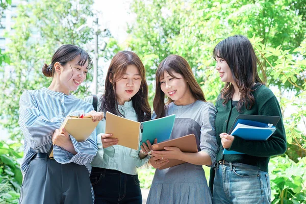 Cuatro Mujeres Jóvenes Sonriendo Aire Libre Día Soleado —  Fotos de Stock