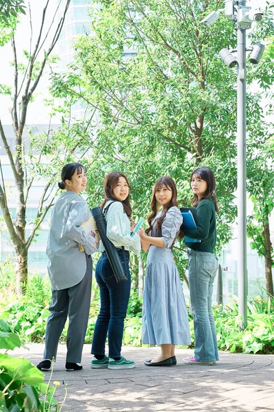 Cuatro Mujeres Jóvenes Sonriendo Aire Libre Día Soleado — Foto de Stock