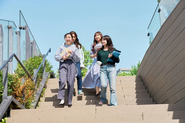 Vier Junge Frauen Gehen Gemeinsam Ins Freie — Stockfoto