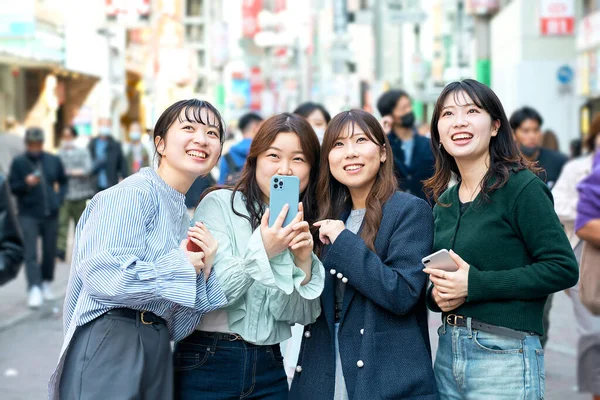 Giovani Donne Che Utilizzano Felicemente Gli Smartphone Città — Foto Stock