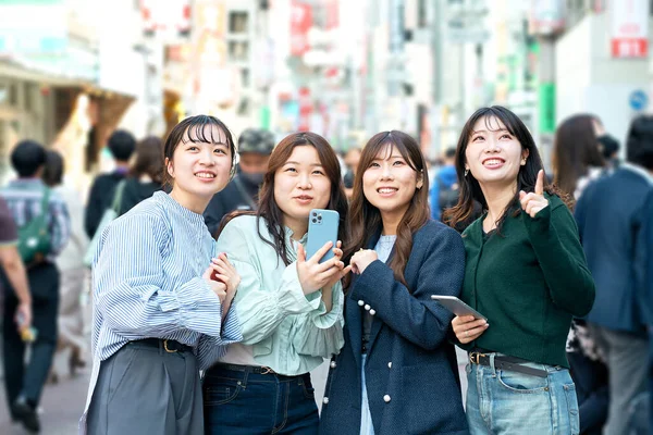 Junge Frauen Nutzen Gerne Smartphones Der Stadt — Stockfoto