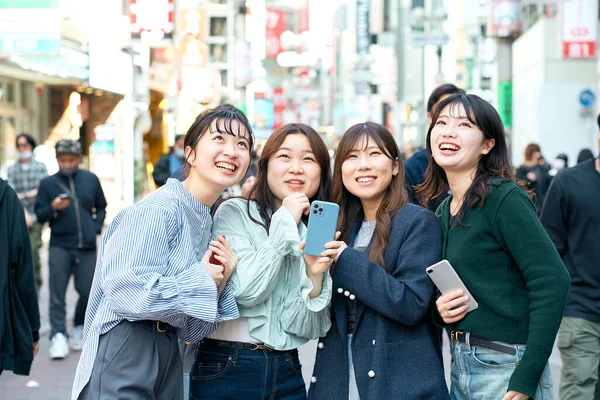 Unga Kvinnor Använder Gärna Smartphones Staden — Stockfoto