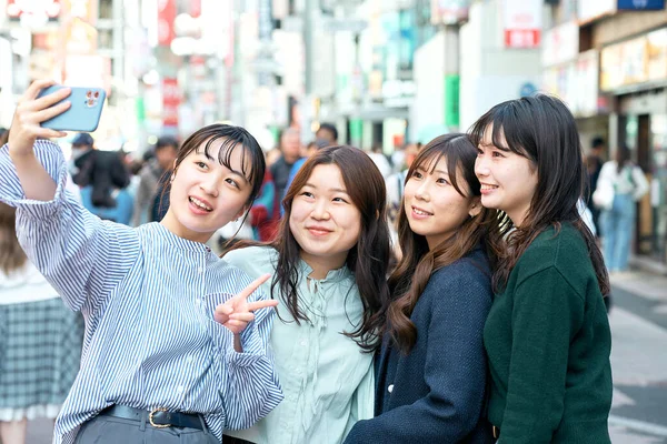 Quatre Femmes Prennent Volontiers Des Selfies Dans Ville — Photo