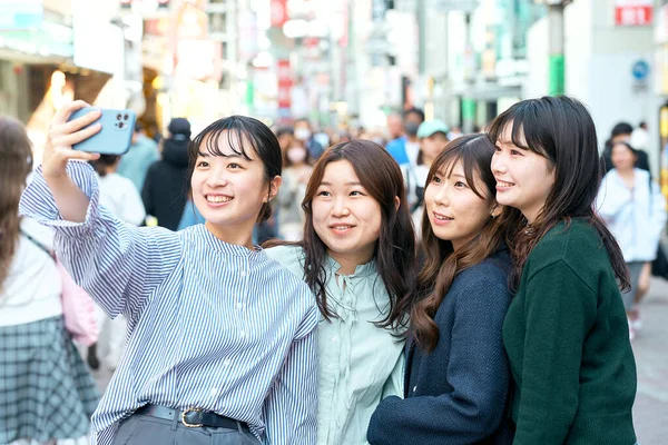 Fyra Kvinnor Tar Gärna Selfies Staden — Stockfoto