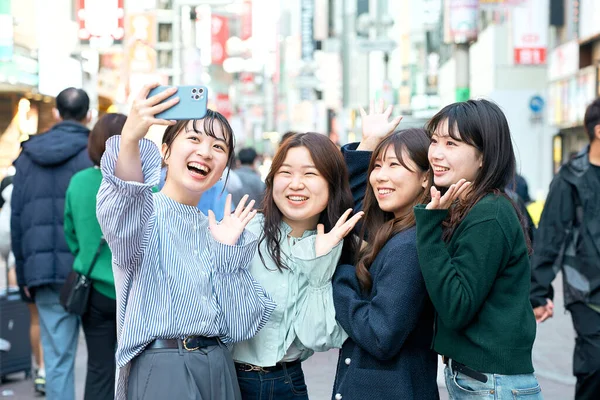 Cuatro Mujeres Felices Tomando Selfies Ciudad — Foto de Stock