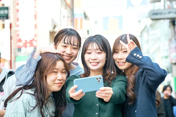 Quattro Donne Felicemente Scattare Selfie Città — Foto Stock