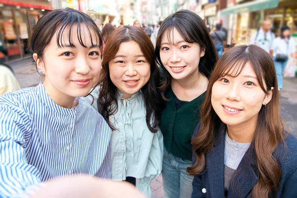Quattro Giovani Donne Scattano Selfie Città — Foto Stock