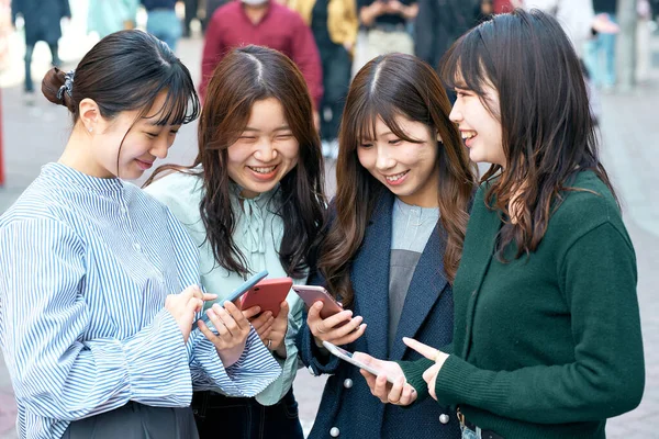 Les Jeunes Femmes Utilisent Joyeusement Les Smartphones Dans Ville — Photo