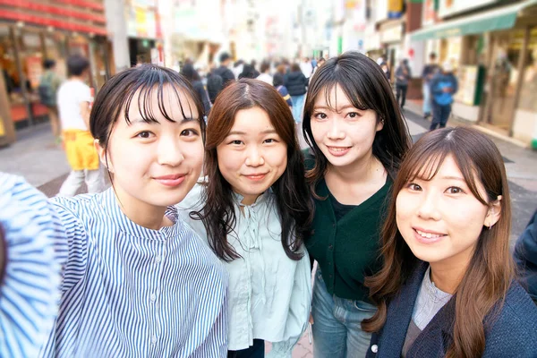 Quatre Jeunes Femmes Prenant Des Selfies Dans Ville — Photo