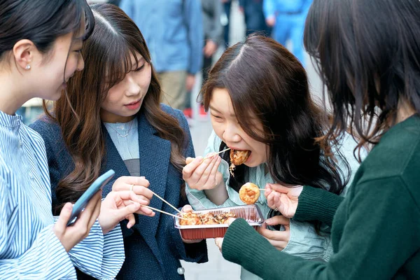 Vier Vrouwen Eten Lopen Het Centrum — Stockfoto