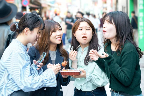 Vier Frauen Essen Und Gehen Der Innenstadt — Stockfoto