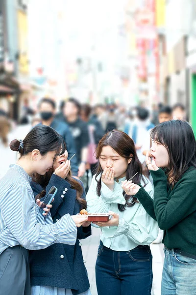 Quatre Femmes Mangent Marchent Centre Ville — Photo