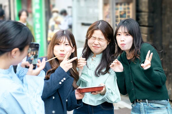 Vier Vrouwen Die Takoyaki Eten Binnenstad — Stockfoto