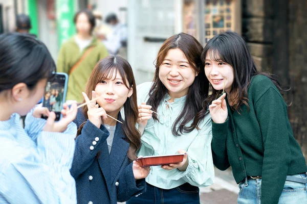 Quatre Femmes Marchant Autour Manger Takoyaki Dans Centre Ville — Photo