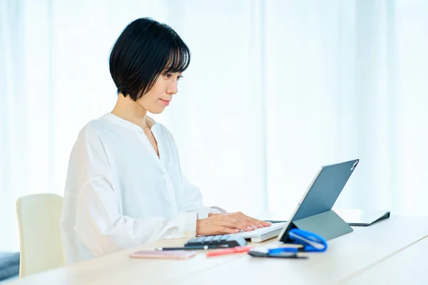 Mujer Asiática Usando Laptop Habitación — Foto de Stock