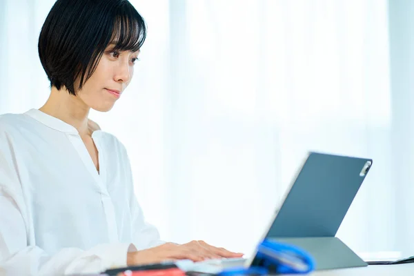 Mulher Asiática Usando Laptop Quarto — Fotografia de Stock