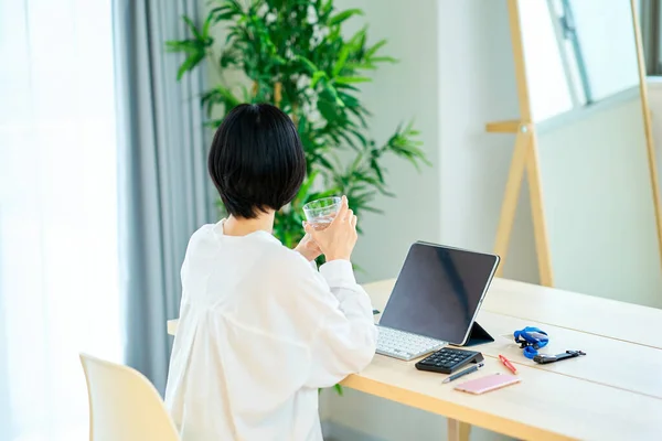 Uma Mulher Fazendo Uma Pausa Enquanto Trabalhava Computador Seu Quarto — Fotografia de Stock