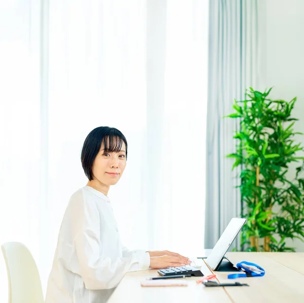 Asian Woman Using Laptop Room — Stock Photo, Image